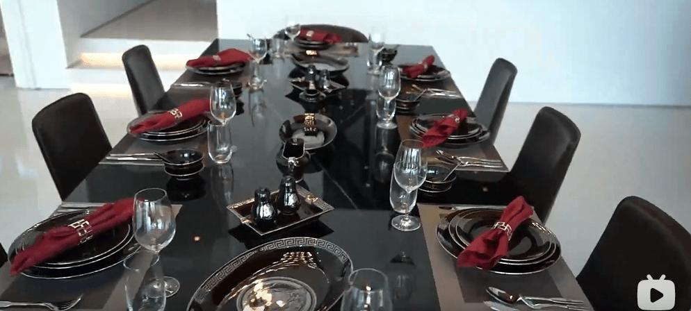 迪拜男子奋斗十年买下劳斯莱斯,迪拜小伙卖掉劳斯莱斯买法拉利