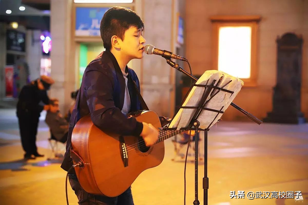 武汉光谷路人唱歌,武汉光谷街头艺人唱的歌