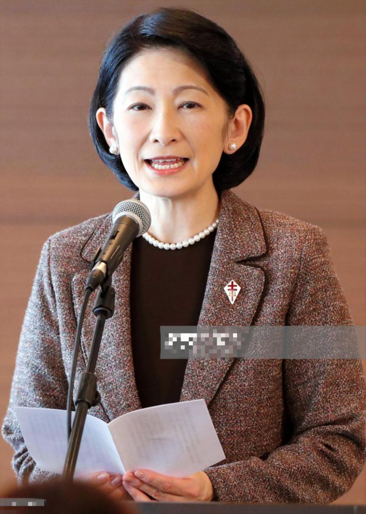 日本纪子妃总是好高调！棕色粗花呢子套装超美，和雅子平分秋色啊