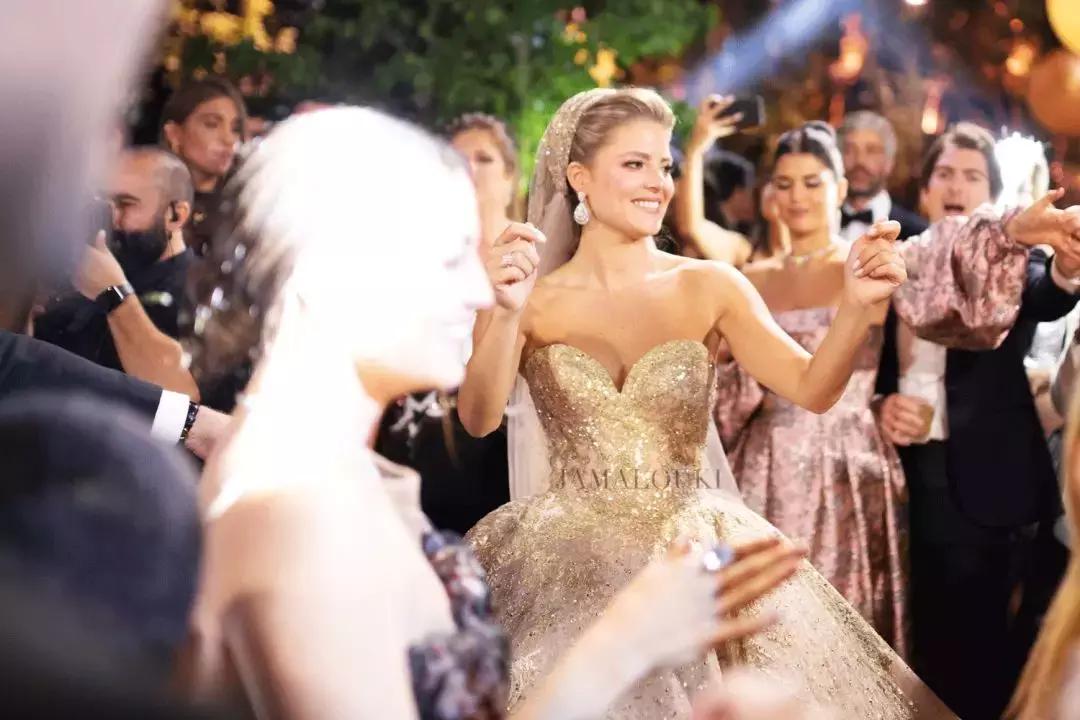 15万颗施华洛世奇水晶,eliesaab婚纱