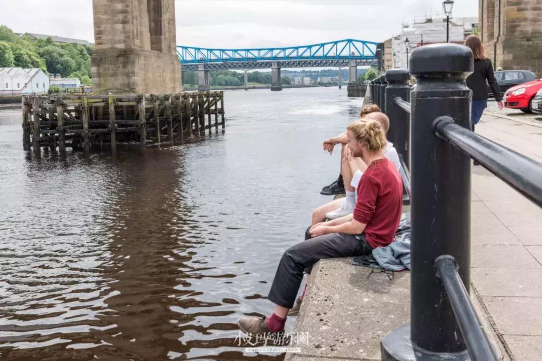 纽卡斯尔，店主为我弹奏了一把十万元的吉他