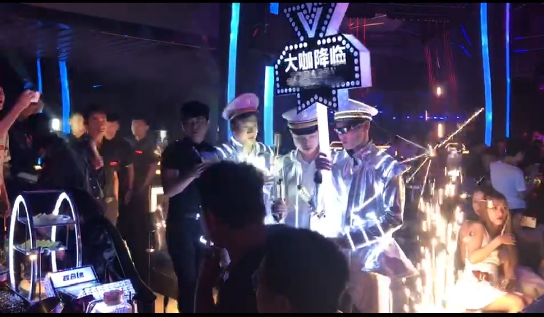 酒吧服务员小费给多少,服务员如何在酒吧拿小费