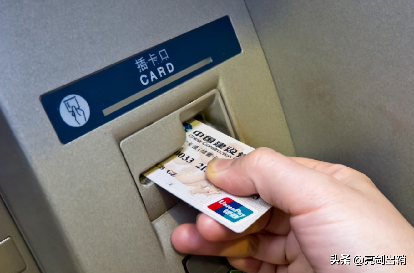 在银行取假钞可以报警吗,在银行取到假钱拿走不给换怎么办