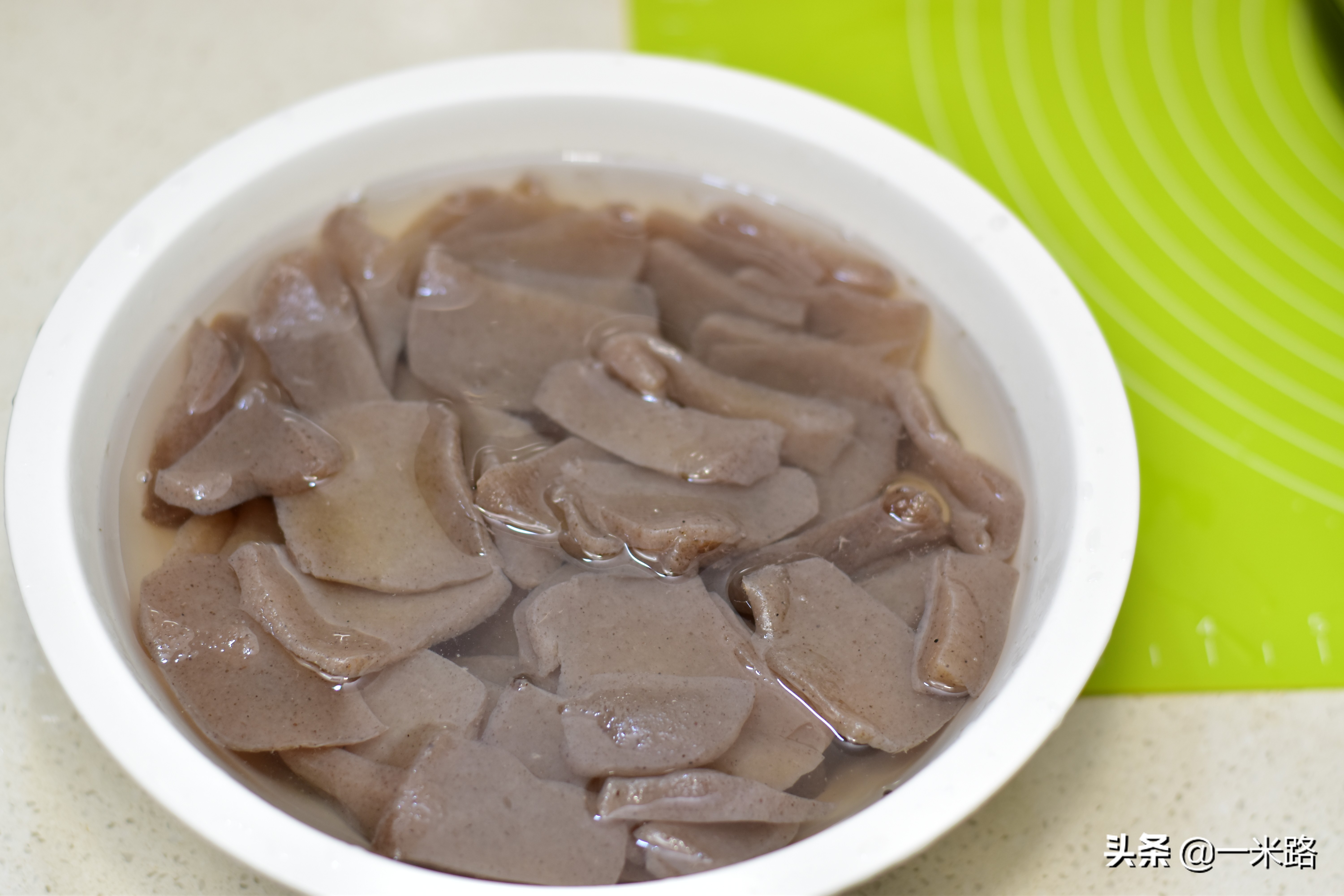 麻辣小龙虾的绝配是魔芋豆腐,又麻又辣多汁,吃起来真带劲