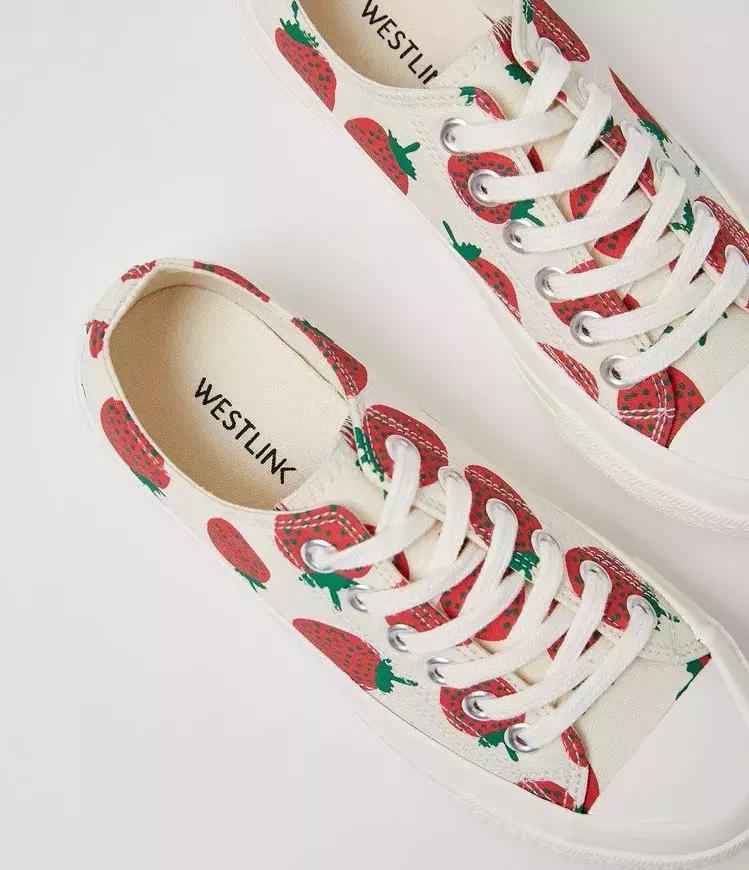 夏天什么裙子配小白鞋,夏天穿裙子可以穿小白鞋吗