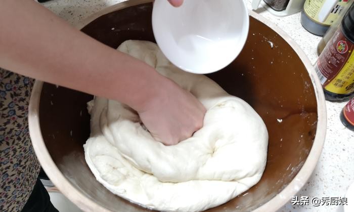 炸蓬松酥脆油条到底加不加酵母,炸油条要怎么发面才能炸出油条来