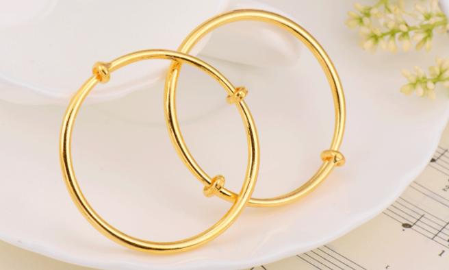 金首饰戴到手上变黑,金首饰戴了没有那么亮了