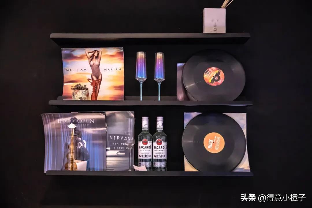 楼顶喝酒看日出,楼顶喝酒夜景视频实拍