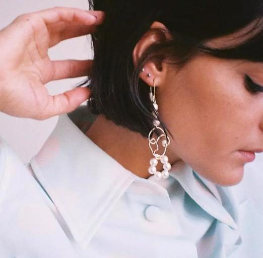 夏日如何把牛仔裤穿出时髦感,81套简约清爽的夏日穿搭时髦满分