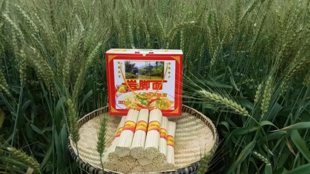 经过扶贫改造后乡村大变样,脱贫攻坚乡村旧貌