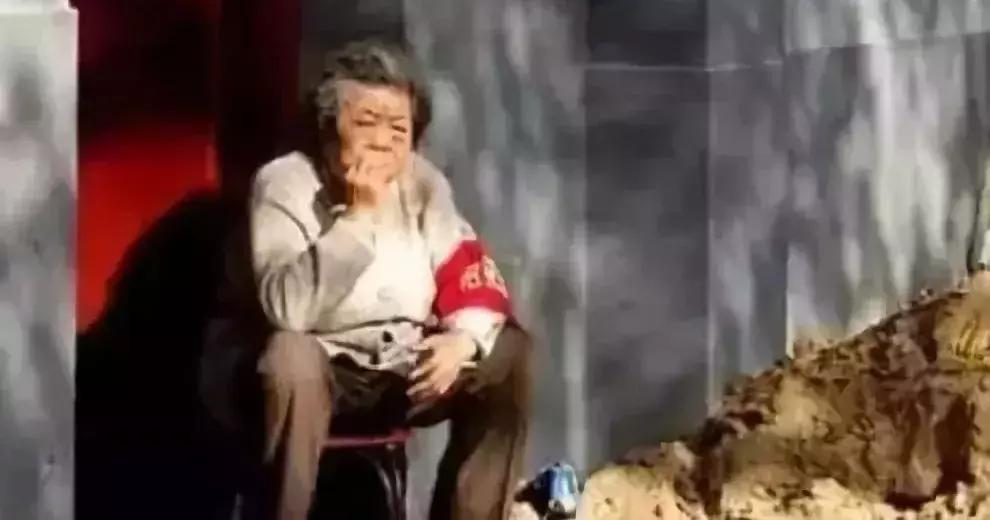 老外开始学中国人嗑瓜子了,老外开始学中国话