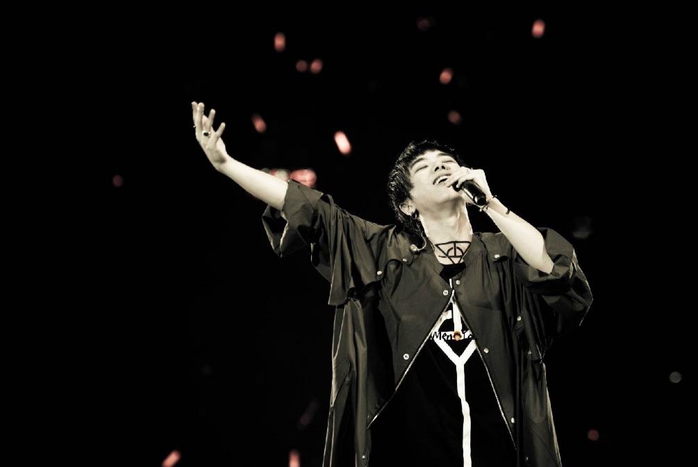 自己清唱可以,但是跟伴奏唱就垮了,抢拍、拖拍,你该学习节奏了