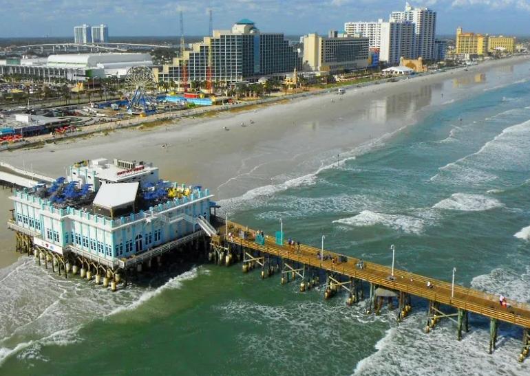 现实比小说更荒诞，美国连环女杀手艾琳·乌尔诺斯的奇葩一生