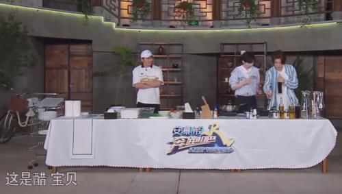 蔡徐坤黄明昊跑男互动,黄明昊蔡徐坤跑男私下互动