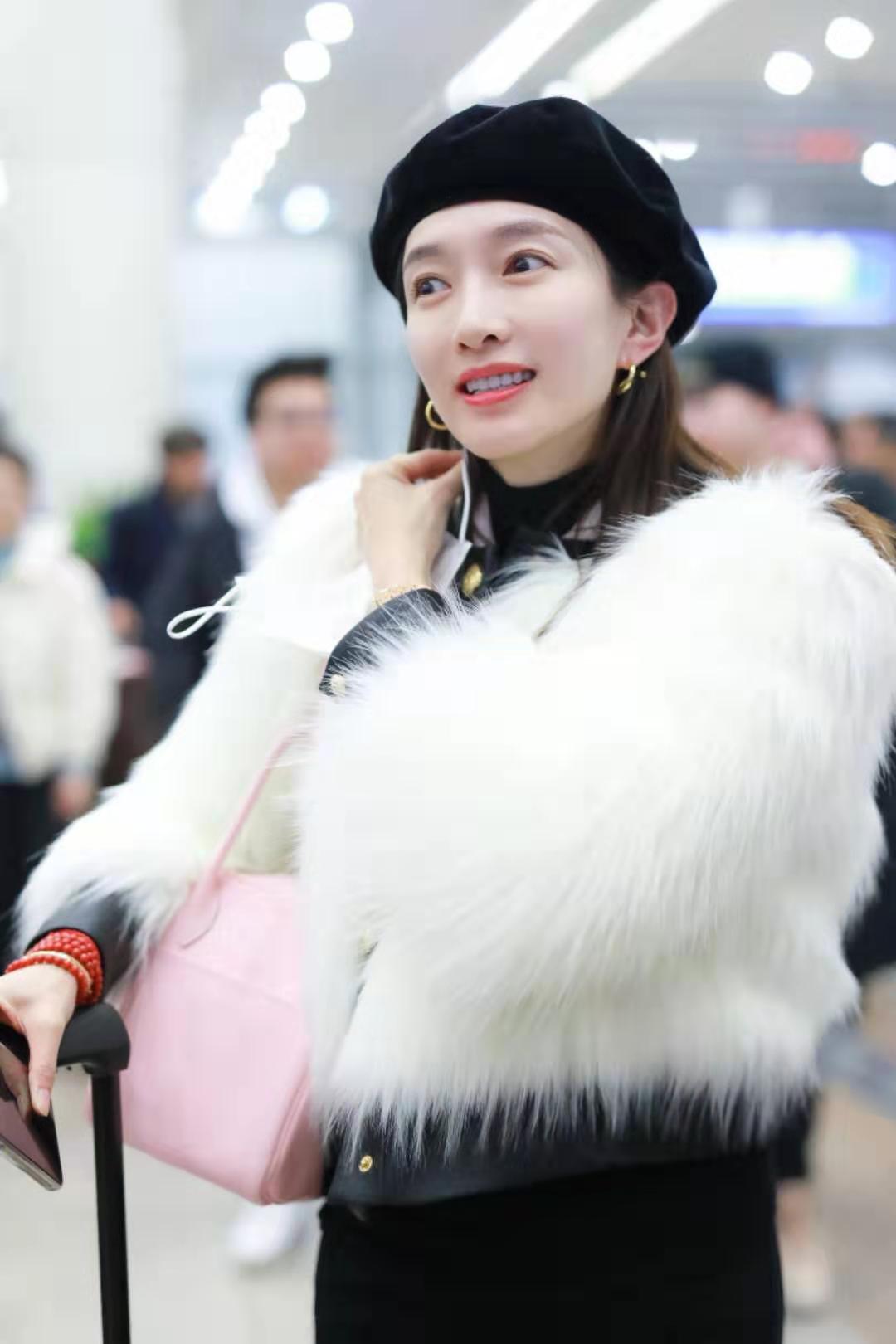 江疏影机场同款粉色套装,江疏影粉色机场外套同款