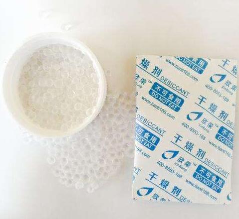 孩子误食干燥剂奶奶的60秒反应,三岁误食干燥剂被奶奶救下