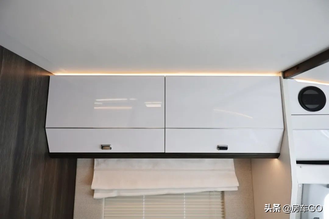 这台房车有5种充电方式，车内电器语音控制，卫生间也是干湿分离