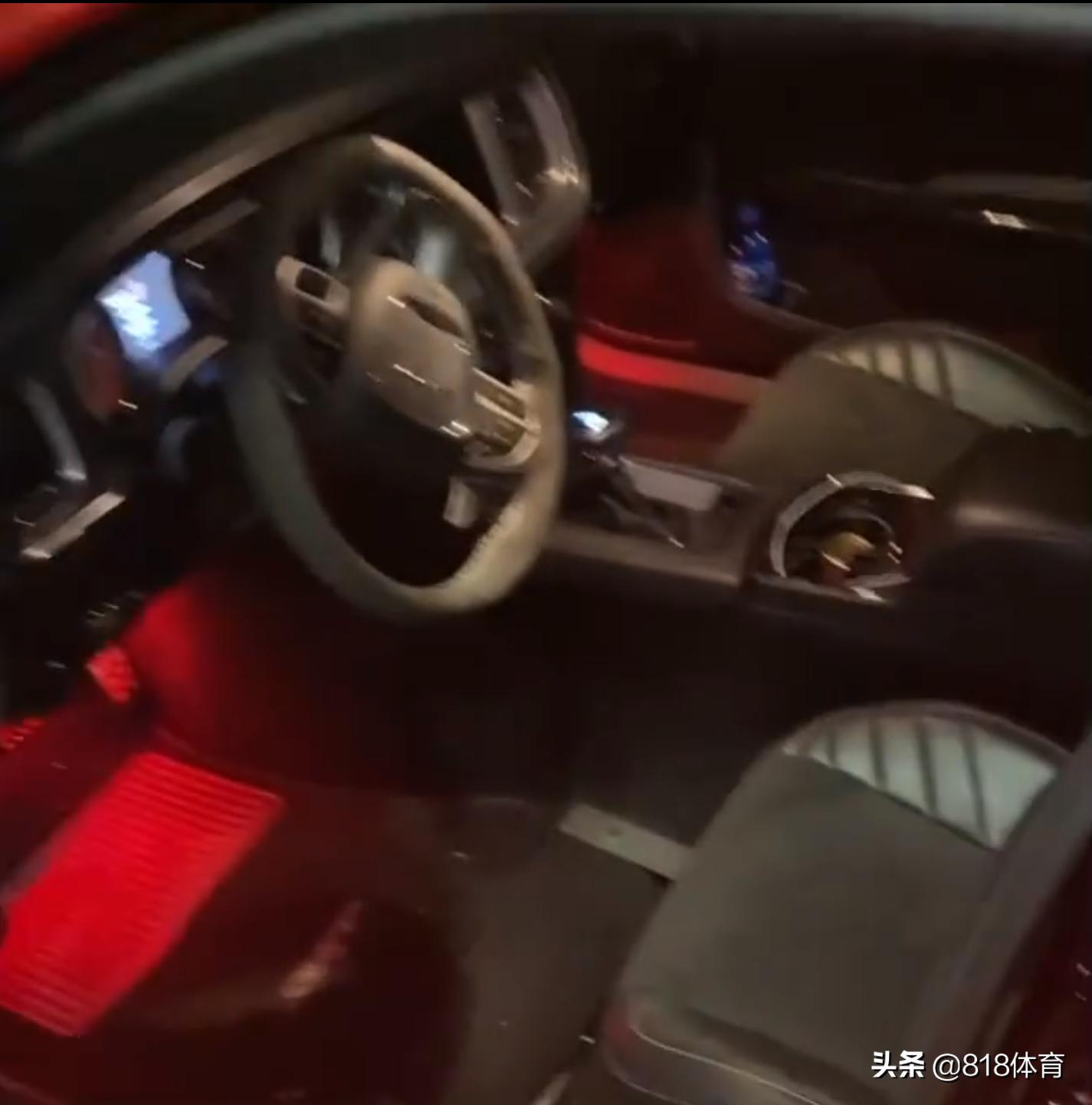 有钱真好！奥尼尔晒新买道奇战马地狱猫跑车，一猫腰上车扬长而去