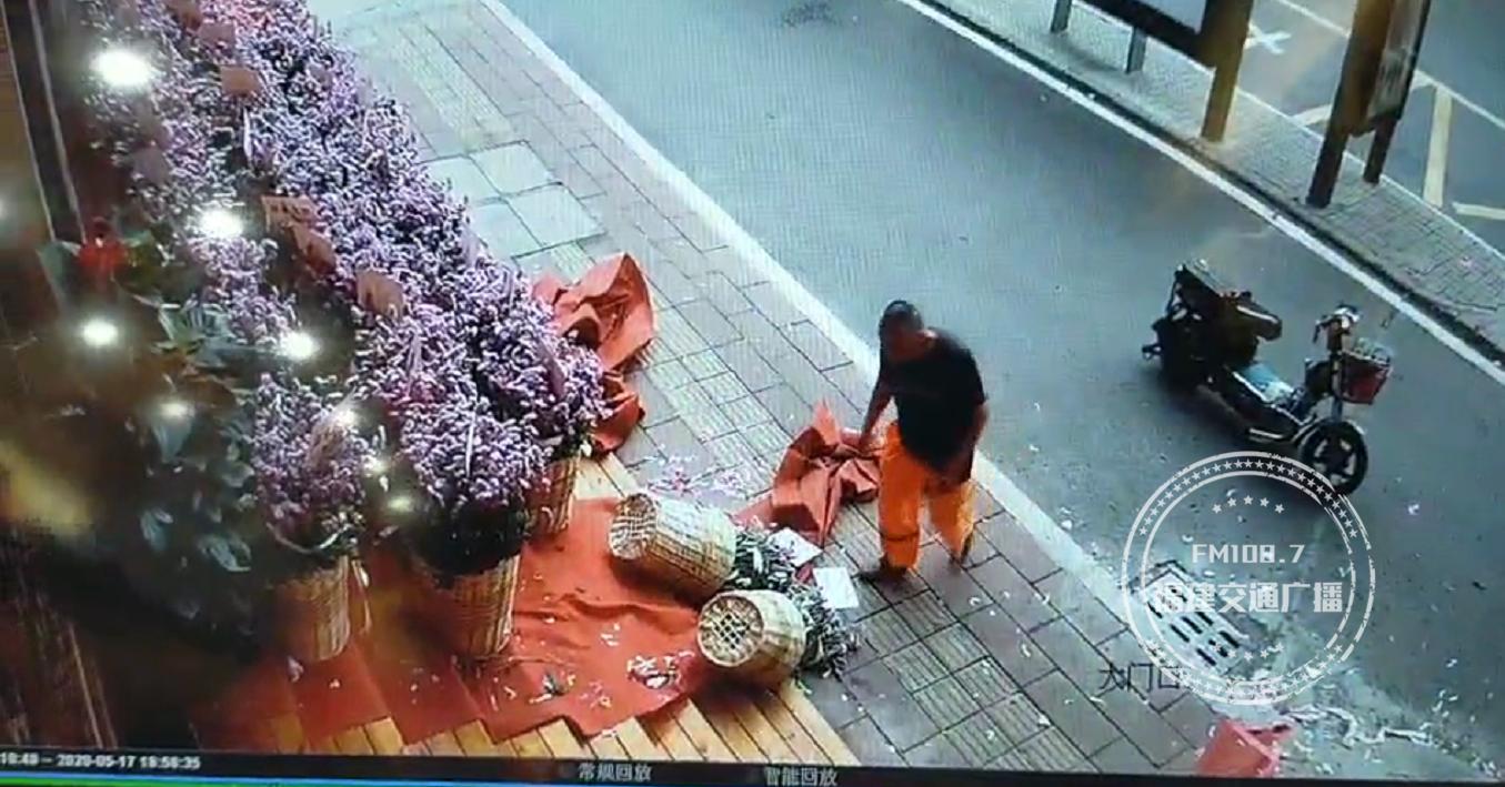 福州这家店门口的几十个花篮不翼而飞，监控拍下这几幕