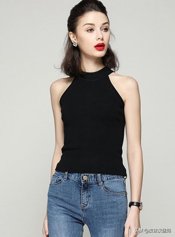 挂脖穿什么上衣好看,今年最流行的宽松版挂脖上衣