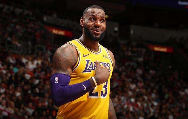 场内庆祝+掉鞋没被投诉？AAU主管：詹姆斯是父亲，我向他致敬