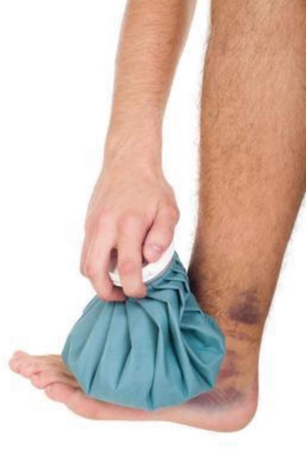 运动员脚踝扭伤最合理的处理方法,脚踝崴了软组织扭伤