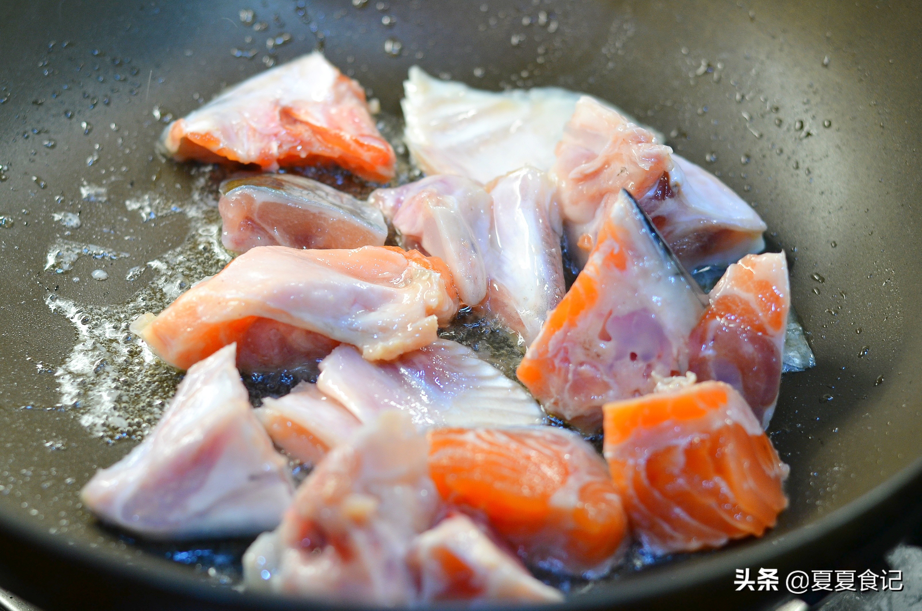 三文鱼头煮汤怎么做汤好喝,简易又美味的三文鱼头汤做法