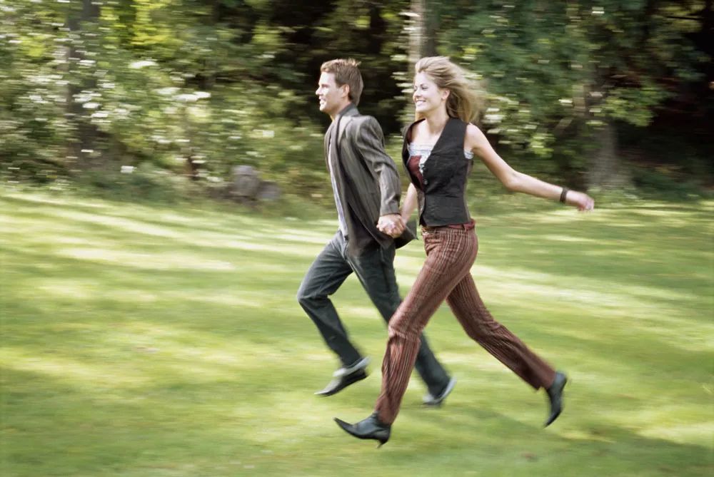 女友喜欢和暧昧对象聊天,女友喜欢跟陌生人聊暧昧怎么办