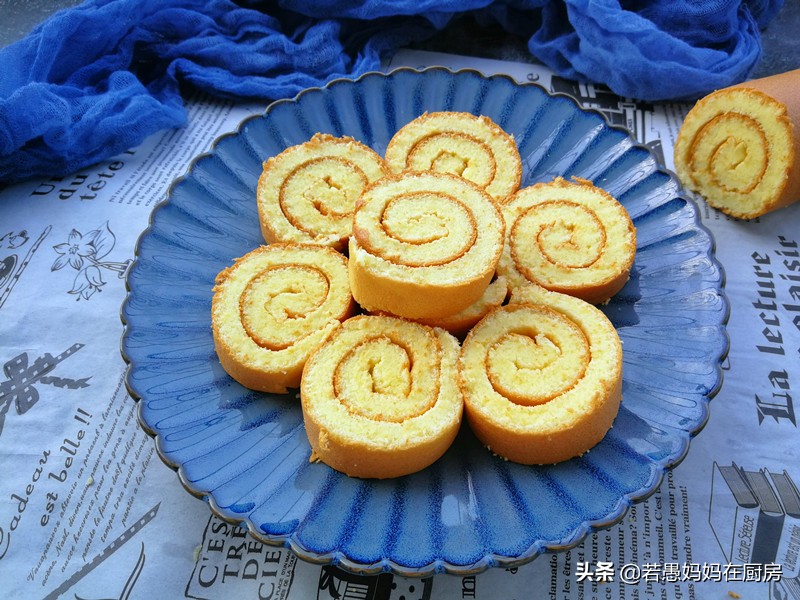 想吃蛋糕不用去买在家做,小四卷蛋糕卷不开裂做法