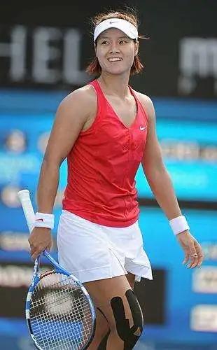 打球贴了肌效贴还用戴护膝吗,打球受伤了感觉不到疼