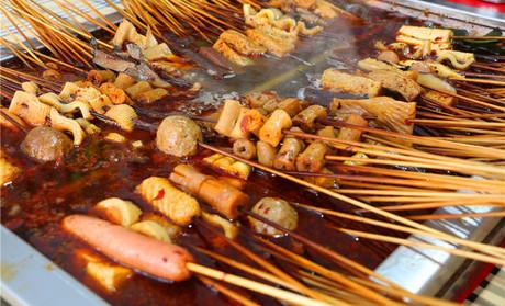 靠卖麻辣串起家，26岁年入3亿，败光家当后重新创业，现年入8亿