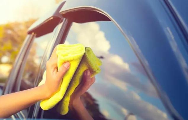 玻璃自爆造成汽车玻璃损坏怎么办 (汽车玻璃自爆与被砸的区别)