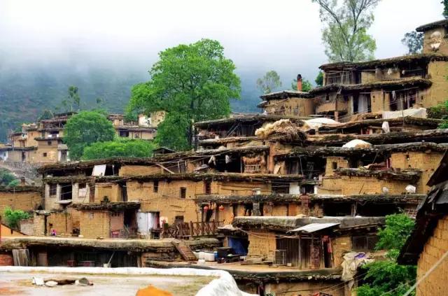 云南这个村子百家相连,一不留神就走到人家房顶上了