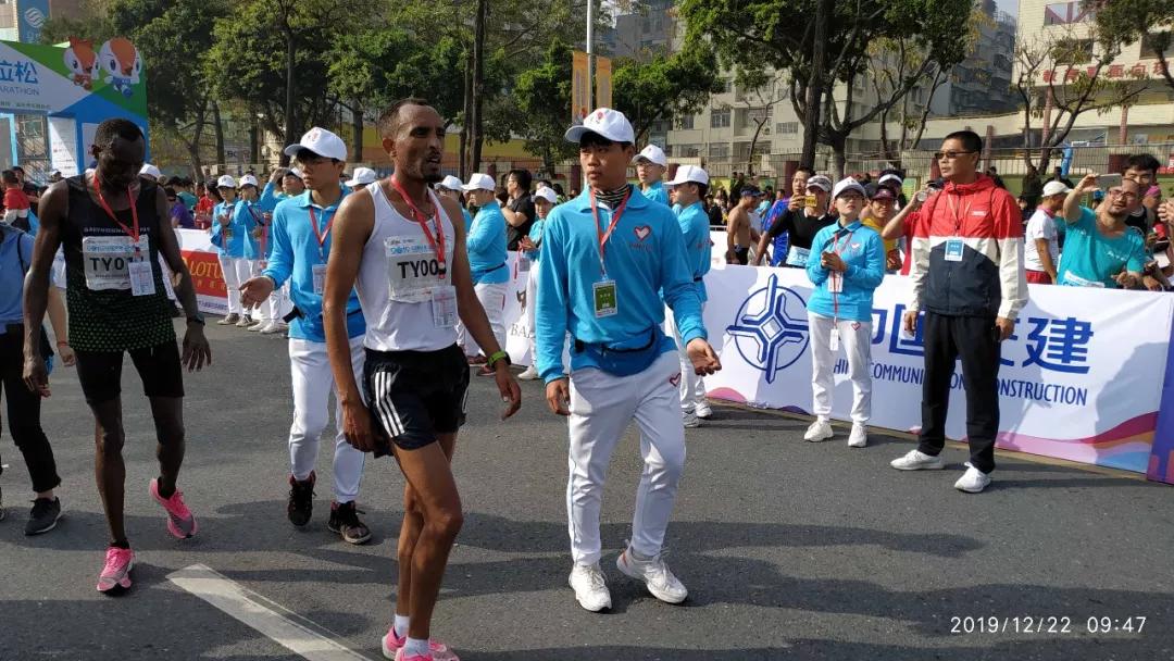 在街头当志愿者,凌晨四点出门当志愿者