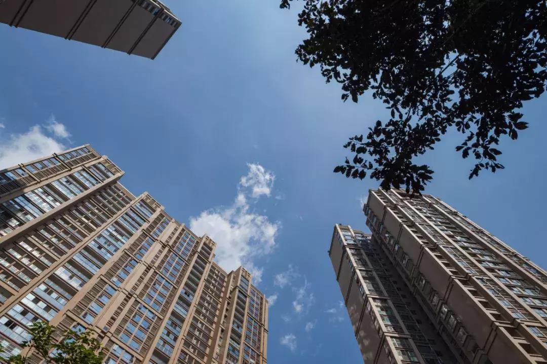 单价9000地铁口湖景住宅,单价1w买地铁精装房