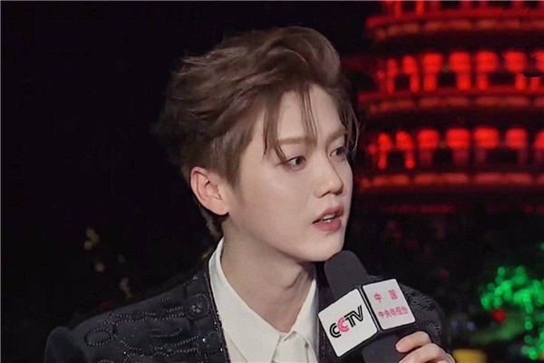 央视照妖镜下，鹿晗颜值逆天生图耐打，说他颜值崩坏的打脸吗？