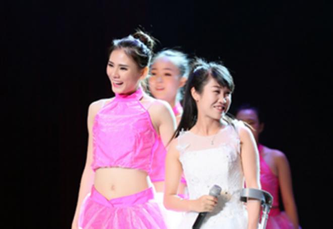 汶川地震时,那位救了丈夫、却丢了双腿的李应霞,如今怎么样了?