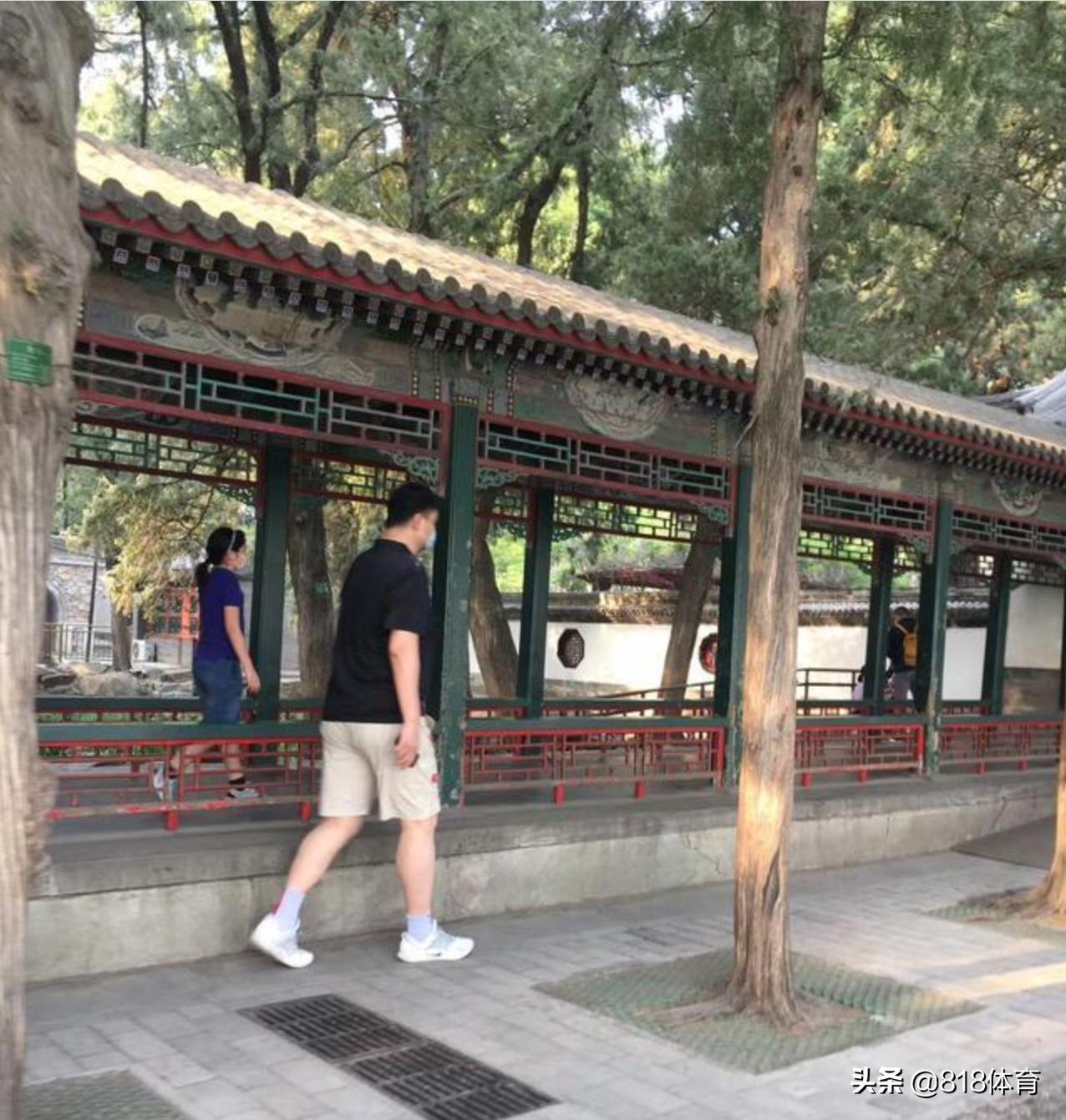 姚明野球场看10岁女儿打球！1米7姚沁蕾打4v4,姚主席老父亲般微笑