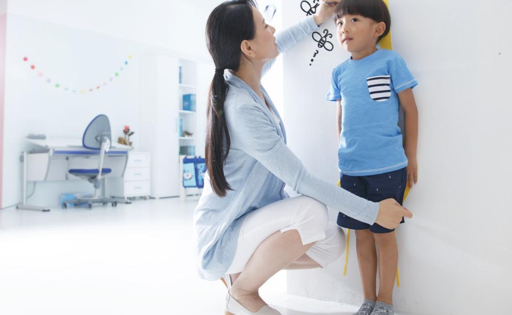 家长发现孩子偏矮时该如何处理,怎么判断自家娃矮小