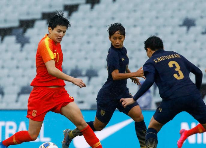 奥预赛感人一幕！泰球迷高举武汉加油横幅网友泪目：女足太棒了