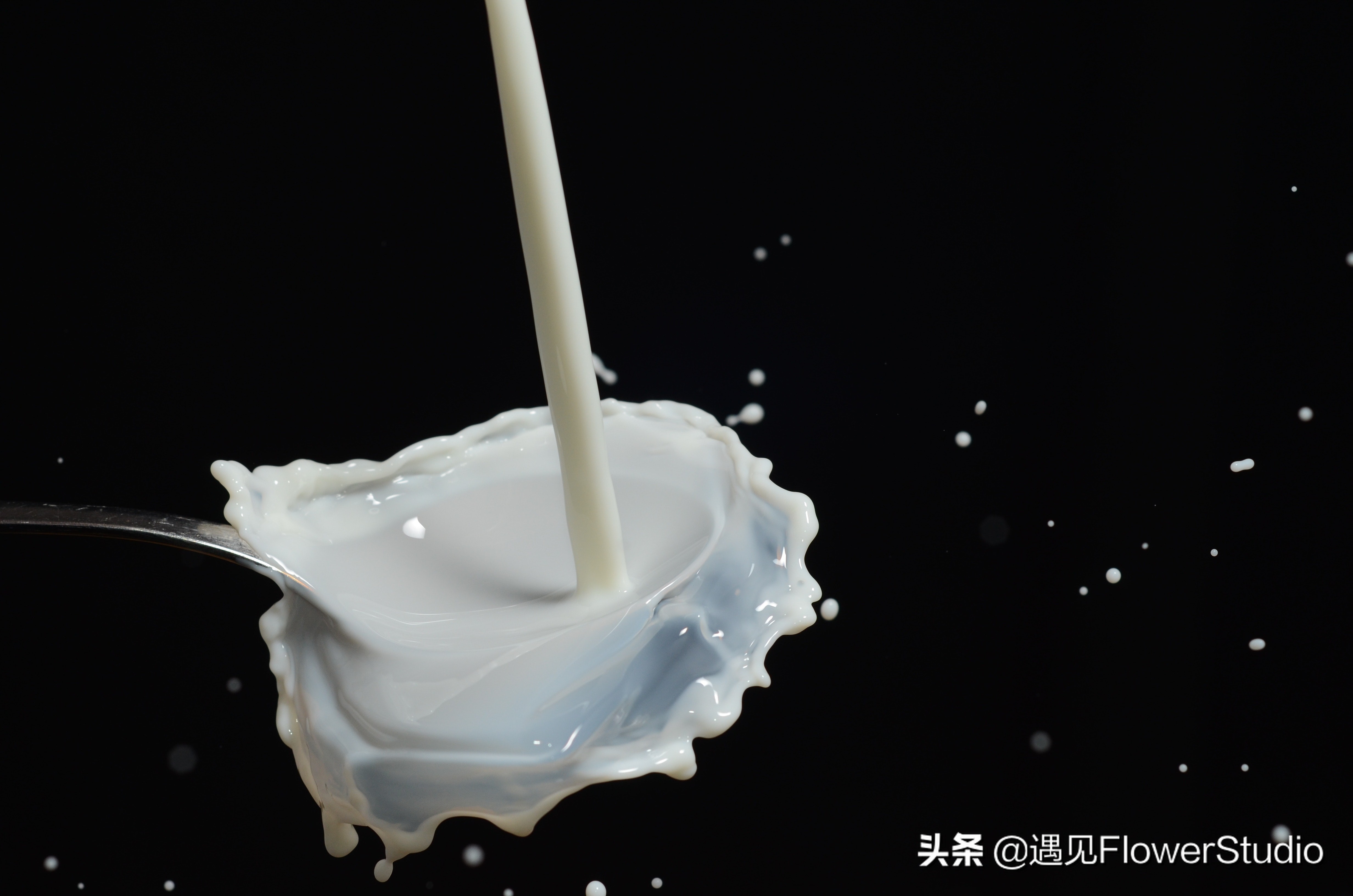 奶粉有挂壁起坨现象怎么回事,奶粉起疙瘩不溶解怎么回事