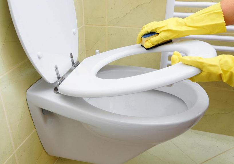 第一次见有人把蹲便器装淋浴房里,第一次见到公共卫生间