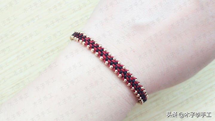 一根线串珠子手链,一个转运珠编手链的造型