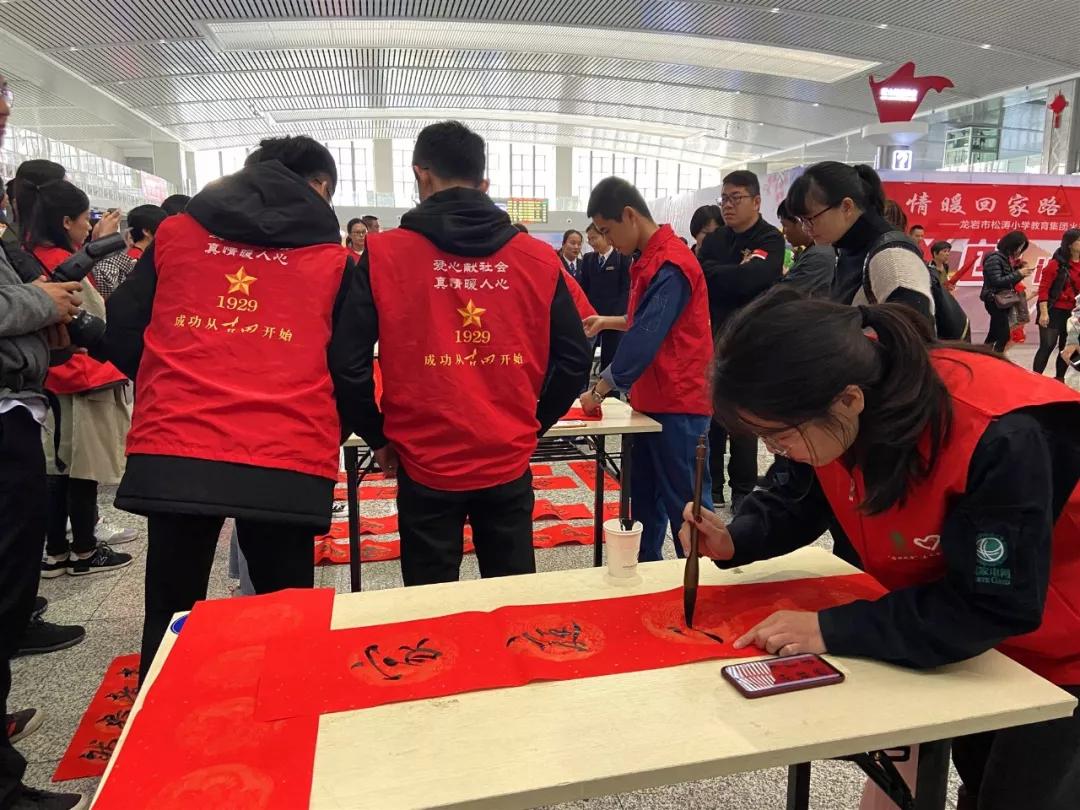 直击春运第一天感动瞬间,春运首日一线直击