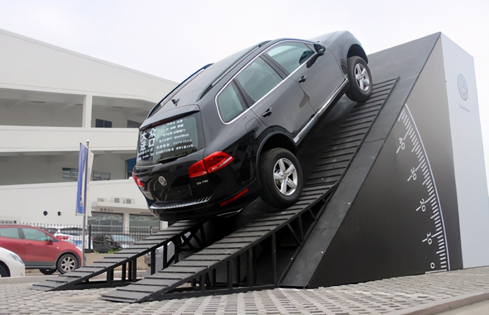 手动挡车上陡坡起步后溜咋办,手动挡如何陡坡起步不后溜视频