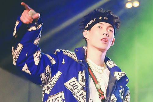 “我”不梳脏辫、不漏纹身也不染发，依旧是个说唱狠人