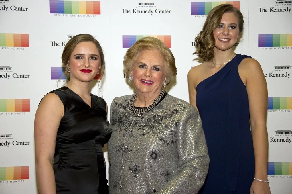 2021中国100位女富豪榜单,福布斯富豪榜中国第一女富豪