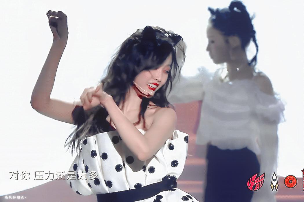 为什么塌鼻梁的女生侧脸好看,塌鼻子的女生不好看