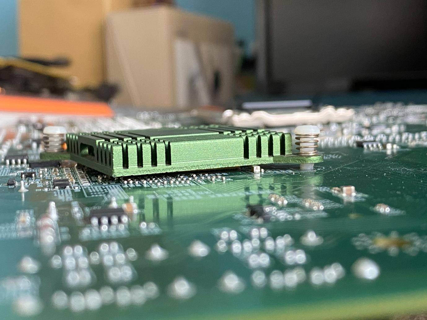 电脑系统是装在主板还是cpu上,电脑换了cpu和主板要重新装系统吗