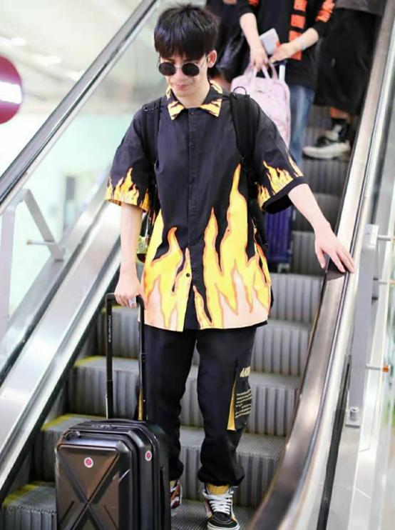 大张伟现身机场装扮,大张伟一身嘻哈装扮